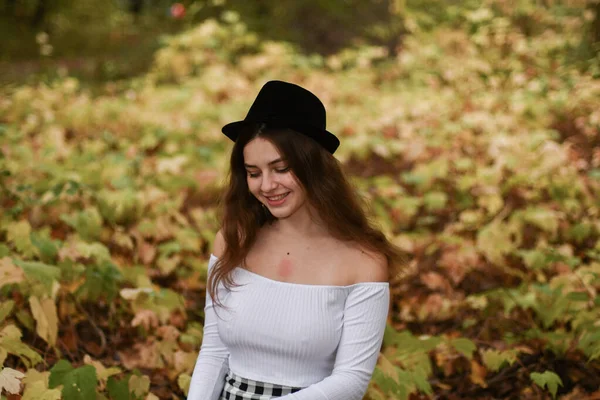 Sensuelle Jeune Fille Marche Dans Parc Automne — Photo