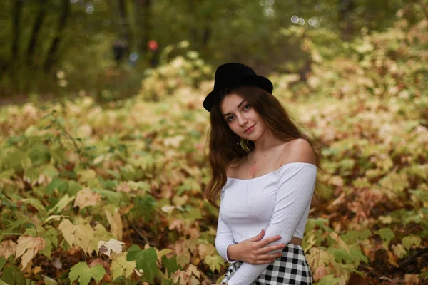 Чувственная Молодая Девушка Гуляющая Осеннем Парке — стоковое фото