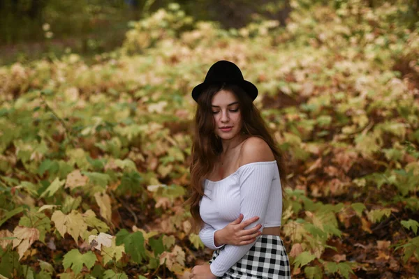 Smyslná Mladá Dívka Kráčející Podzimním Parku — Stock fotografie