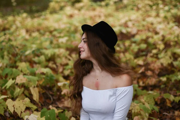 Sensuelle Jeune Fille Marche Dans Parc Automne — Photo