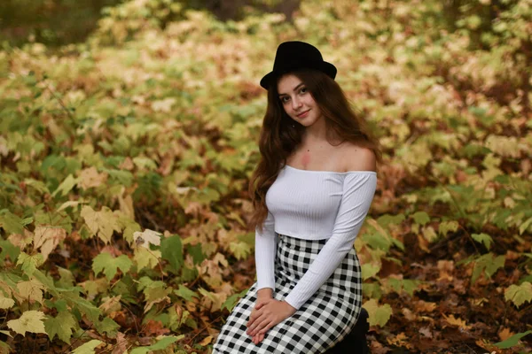 Красивая Молодая Девушка Натуральной Грудью Позирует Осеннем Парке — стоковое фото