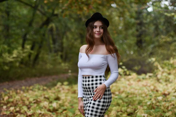 Sensuelle Jeune Fille Marche Dans Parc Automne — Photo