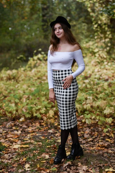 Sensual Joven Caminando Parque Otoño — Foto de Stock