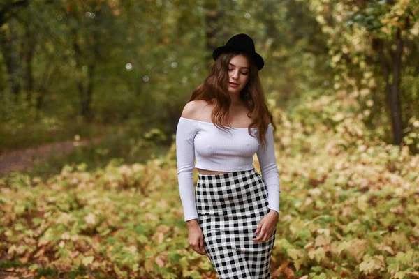 Sonbahar Parkında Yürüyen Şehvetli Genç Kız — Stok fotoğraf