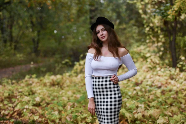 Sensual Young Girl Walking Autumn Park — Stock Photo, Image