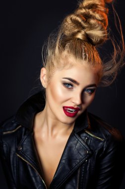 Güzel sarışın kadın portre harika saç modeli ile. Stüdyo çekimi