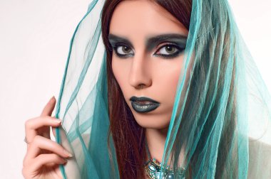 Yeşil headdress moda kız. Portre kadar kapatın. Makyaj modeliyle saf Güzellik