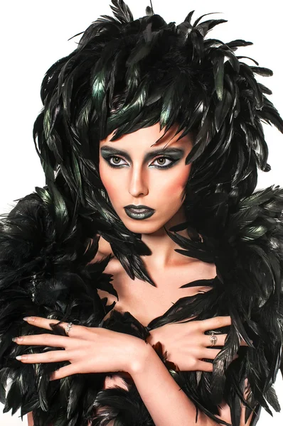 Портрет красивой девушки в черных перьях — стоковое фото