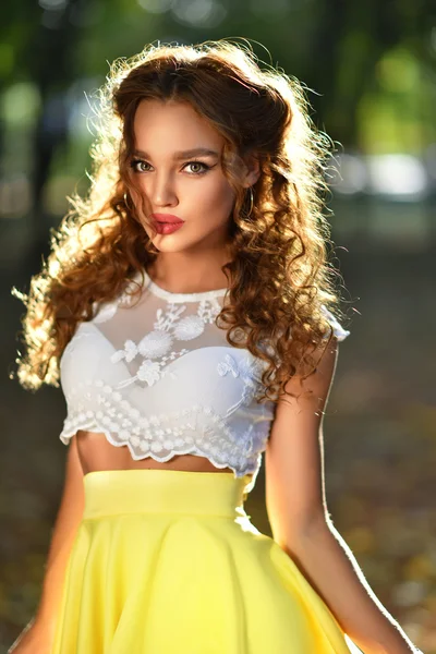 Güzellik taze romantik kız. Doğa. Güzel model. Genç kadın