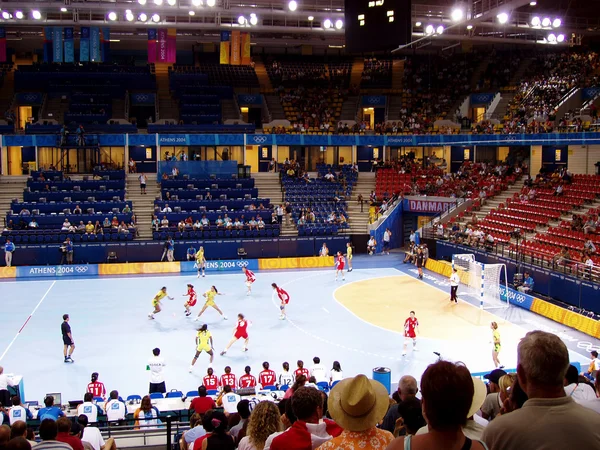 Handboll kvinnor 17 augusti 2004 OS Sydkorea-Danmark (poäng 29-29). Pavilion idrottsplats. — Stockfoto