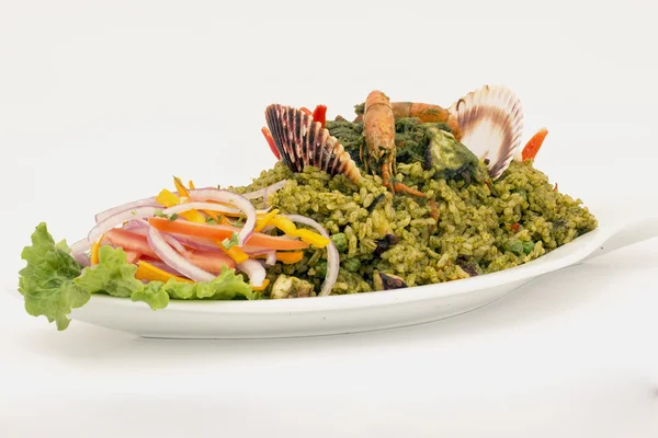 Peru schotel: Seafood groene rijst gemaakt van rijst, koriander, zeevruchten, ui, garnalen. — Stockfoto