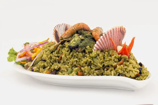 Plato Perú: Arroz verde de mariscos hecho de arroz, cilantro, mariscos, cebolla, camarones . — Foto de Stock