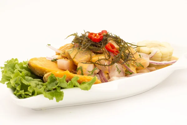 Перу Блюдо: Cebiche (севиче) на "морской ежа" соус, со сладким картофелем (камоте), кукуруза, чили, салат, морская водоросль . — стоковое фото