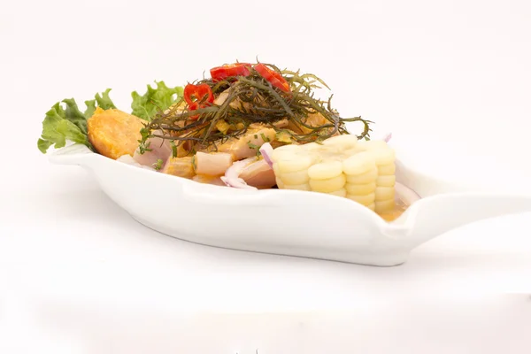 Peru pokrm: Cebiche (ceviche) na "mořský ježek" omáčka, sladký brambor (camote), kukuřice, chilli, salát, mořské řasy. — Stock fotografie