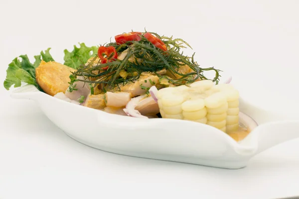 Peru danie: Cebiche (ceviche) na "sea urchin" sos, z słodkich ziemniaków (camote), kukurydza, chili, Sałatka, morze alga. — Zdjęcie stockowe