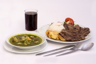 Perulu çanak: Kişniş (aguadito de pollo) + chicha morada (mor Mısır suyu) ve pirinç, patates ve salata ile Izgara Dana tavuk çorbası