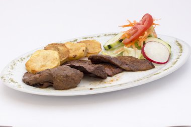 Peru çanak: Anticuchos, haşlanmış patates ile ızgara şiş sığır eti kalp et, salata.