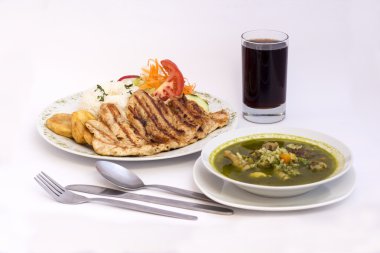 Perulu çanak: Izgara tavuk çorbası kişniş (aguadito de pollo) + chicha morada (mor Mısır suyu) ve tavuk pilav ve salata ile