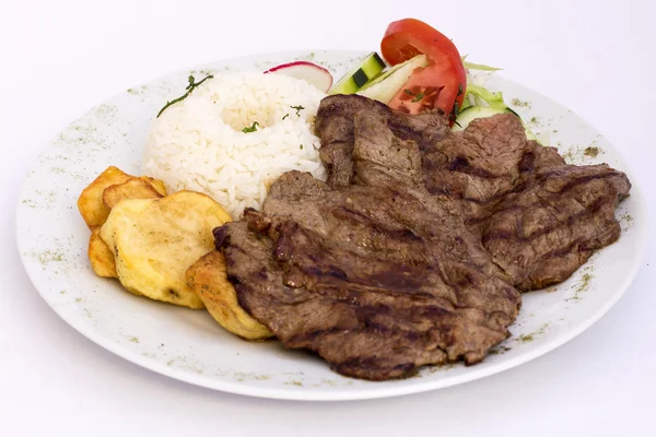 Masakan Peru: Daging sapi panggang dengan nasi, kentang dan salad . — Stok Foto