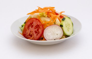 Bir kasede taze salata: brokoli, havuç, rabanito, salatalık, 