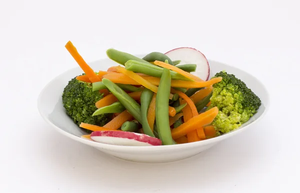 Salad segar dalam mangkuk: brokoli, wortel, rabanito . — Stok Foto