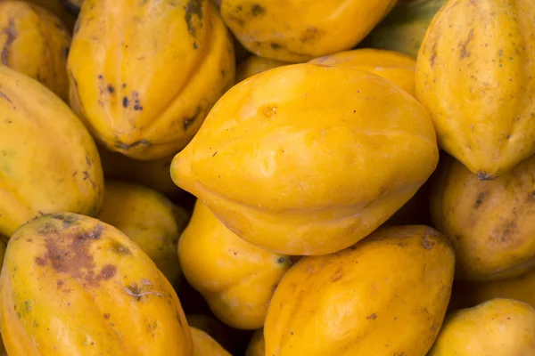 Papaya fresca y sabrosa de un mercado en Arequipa, Perú. Más pequeño que de costumbre esta papaya se llama "Papaya Arequipea " — Foto de Stock