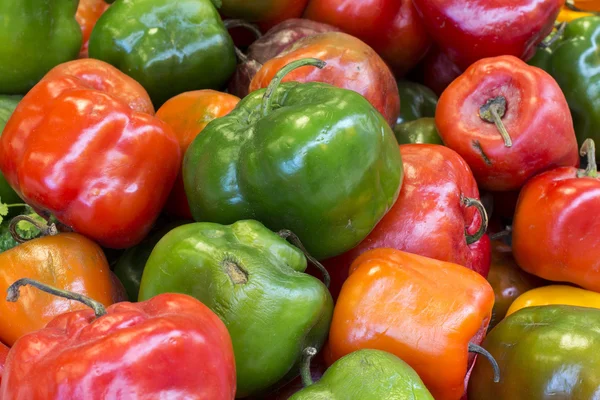 红色，绿色和黄色辣椒从秘鲁市场被称为"rocoto"。自然的外观. — 图库照片