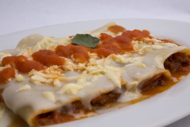 Canelones İtalyan yemek Bolognese stil (caneloni). domates sos, beşamel, topraklı sığır eti, fesleğen.