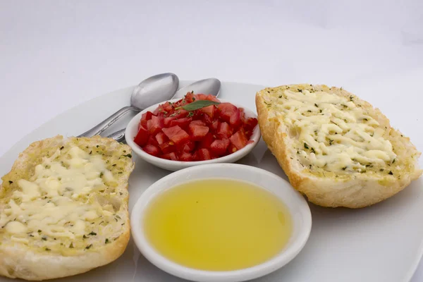 Μπρουσκέτες με σκόρδο Κορυφολόγημα, ντομάτα, μοτσαρέλα και ελαιόλαδο. — Φωτογραφία Αρχείου