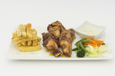 Kızarmış tavuk kanatlı patates kızartması, salata ve chili sos.  