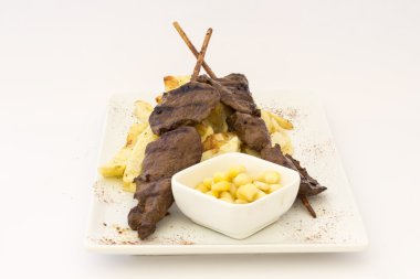 Anticuchos, Peru mutfağı, saptırılmış sığır eti kalp etli patates patates (patates kızartması), beyaz mısır ve rocoto (acılı) sos ızgara