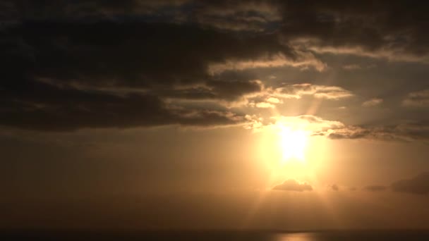 Dramatiska moln tid förflutit solnedgången med varmt ljus full Hd 1920 x 1080 — Stockvideo