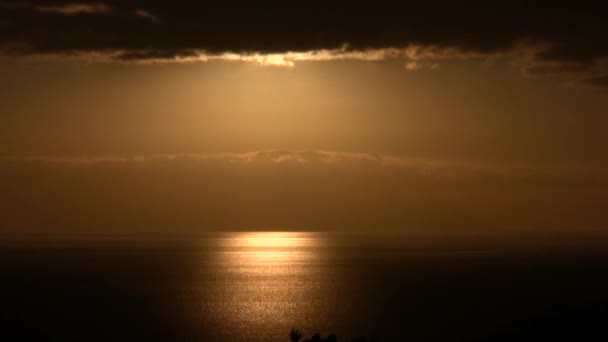 Nuvens dramáticas lapso de tempo por do sol com luz quente full HD 1920x1080 — Vídeo de Stock