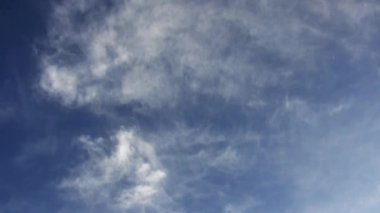 Yumuşak bulutların üstünde güzel bir mavi gökyüzü, eğimli atış, tam Hd 1920 x 1080