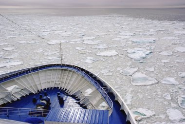 Cruise gemi yay yakınındaki Spitsbergen, Svalbard, Norveç kutup suları isabet.