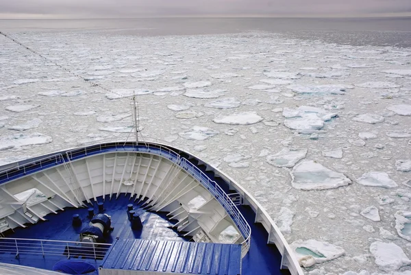 Nave da crociera prua che colpisce le acque artiche vicino a Spitsbergen, Svalbard, Norvegia . — Foto Stock