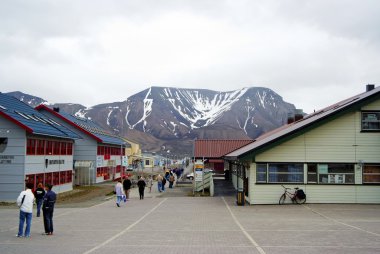 Street with houses in  Spitsbergen, Svalbard, Norwaw on a cloudy day. clipart
