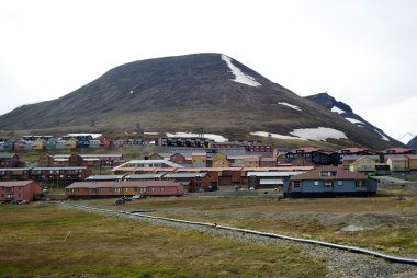 Bulutlu bir günde Spitsbergen, Svalbard, Norwaw evleri.
