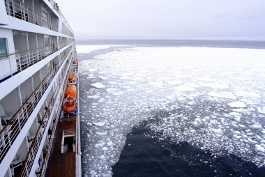 Buz gibi kar kutup suları Spitsbergen, Svalbard, Norveç yakınındaki geçen gemi yay cruise.