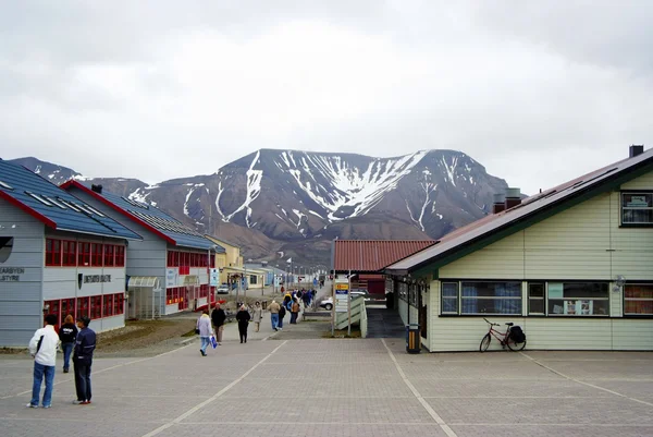 Bulutlu bir günde Spitsbergen, Svalbard, Norwaw evleri ile sokak.