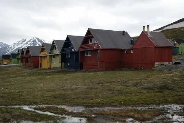 Hus i Spetsbergen, Svalbard, Norwaw en mulen dag. — Stockfoto