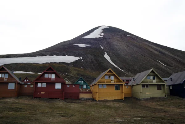 Houses in  Spitsbergen, Svalbard, Norwaw on a cloudy day. — Stock Photo, Image