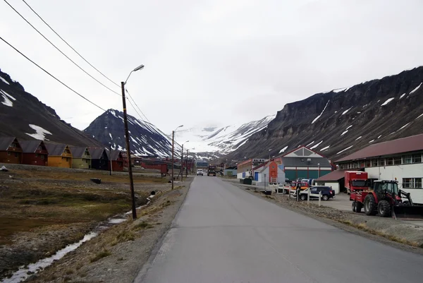 Street with houses in  Spitsbergen, Svalbard, Norwaw on a cloudy day. — Stock Photo, Image