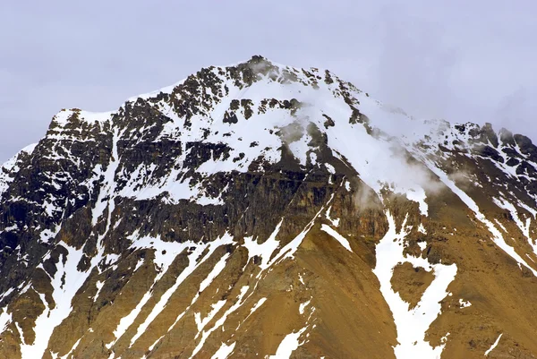 I slutet av en glaciär där den hamnar i norra ishavet i Spetsbergen, Svalbard, Norge. — Stockfoto