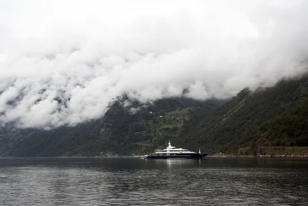 Vacaciones turísticas y viajes. Pequeño yate con montañas y fiordo Njalá yfiordo en Gudvangen, Noruega, Escandinavia . — Foto de Stock