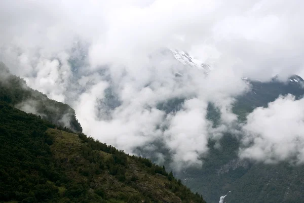 Turismo vacanze e viaggi. Montagne e fiordo Fiordo settentrionale a Gudvangen, Norvegia, Scandinavia . — Foto Stock