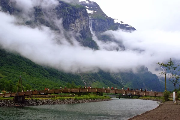 Vacaciones turísticas y viajes. Montañas y fiordo Njalá yfiordo en Gudvangen, Noruega, Escandinavia . — Foto de Stock