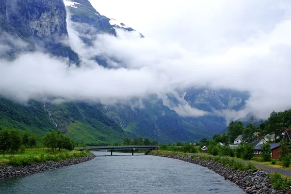 Vacaciones turísticas y viajes. Montañas y fiordo Njalá yfiordo en Gudvangen, Noruega, Escandinavia . — Foto de Stock