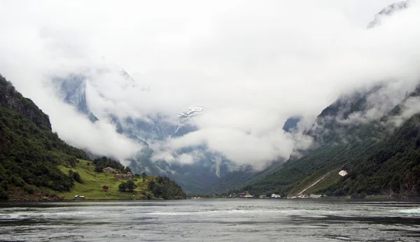 Vacaciones turísticas y viajes. Montañas y fiordo Njalá yfiordo en Gudvangen, Noruega, Escandinavia . — Foto de Stock