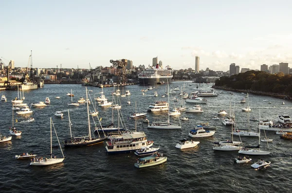 Panorama do porto de Sydney tirado em 19 de fevereiro de 2007 durante a visita do navio de cruzeiro Queen Elizabeth 2. Rainha Maria 2 em segundo plano . — Fotografia de Stock